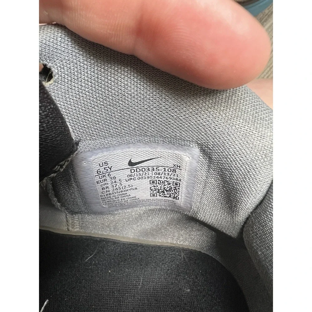 Nike‎ Boys Kyrie Infinity SE DD0335-108 Gray Basketball Shoes Sneakers Size 6.5Y